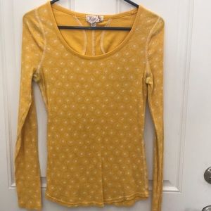 Long sleeved gold tee
